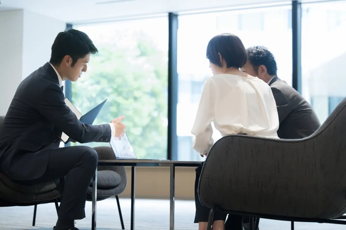 親の医療費を「月7万円」立て替えていました。親が亡くなり、兄弟2人で遺産は「半分ずつ」に。今まで立て替えた分は含まれないのでしょうか？