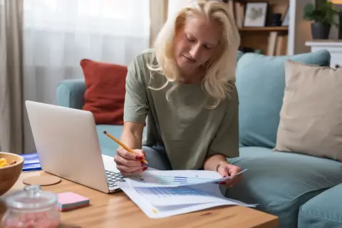 年金受給開始後に「ハローワークで紹介されたパート」を始めた義母。週3日勤務で「手取り8万円」だそうですが、損をしない働き方をどう考えるべきでしょうか？