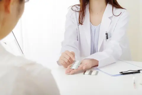 高血圧の薬が「駅前の薬局」は“1600円”なのに、近所の薬局は「1300円」でビックリ！ 年1万円近い差になるのですが、家賃分が薬代に“上乗せ”されているのでしょうか？ 理由を確認