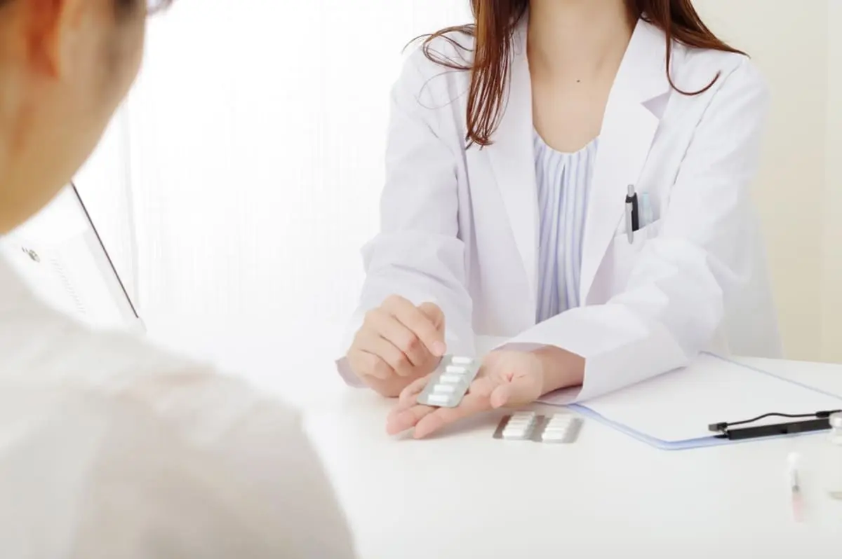 高血圧の薬が「駅前の薬局」は“1600円”なのに、近所の薬局は「1300円」でビックリ！ 年1万円近い差になるのですが、家賃分が薬代に“上乗せ”されているのでしょうか？ 理由を確認