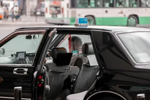 定年後「タクシー運転手になりたい」という父。「普通のサラリーマンより稼げる」とのことですが、老後に“月収30万円”も可能ですか？ 未経験者でも大丈夫でしょうか？ メリットと注意点を解説