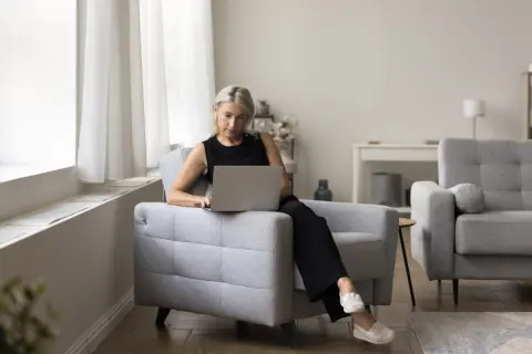 60歳の母が「“扶養内パート”なら働きたい」と言うのですが、年金とあわせた収入の上限がよく分かりません。どこまで働くと、健康保険の扶養から外れてしまうのでしょうか？