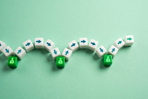 老後に備えて加入した「個人年金保険」から、いよいよ「月3万円」の給付が開始。しかしまだ働けるので、“繰り下げる”べきか判断に迷います。どのように考えるべきでしょうか？