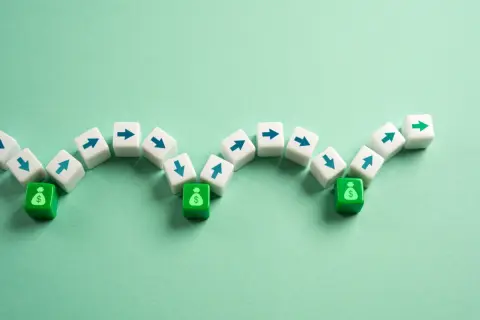 老後に備えて加入した「個人年金保険」から、いよいよ「月3万円」の給付が開始。しかしまだ働けるので、“繰り下げる”べきか判断に迷います。どのように考えるべきでしょうか？