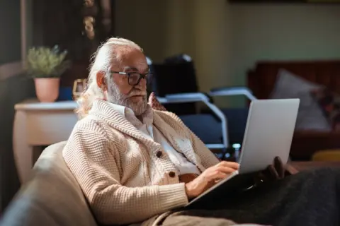 50代でフリーランスとして独立した知人から「会社に縛られず働けて快適」と聞き、少し憧れています。ただ、収入が安定しないと老後資金が不安です。定年後フリーランスは、どんなリスクがあるのでしょうか？