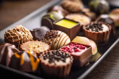 娘の「バレンタインの買い物」で“板チョコ200円”にショック！ 昔は「88円」だったはずですが、いつの間に“倍近く”値上げされたのでしょうか？ チョコレート高騰の理由とは