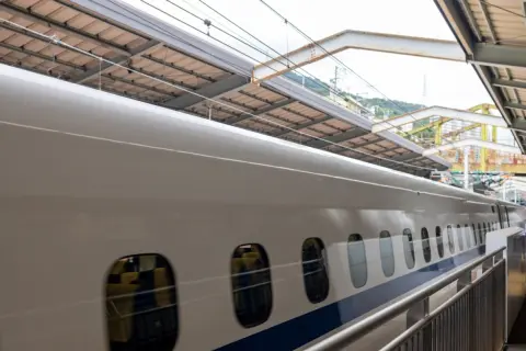 家族旅行で新幹線の座席を「バラバラ」で予約したら、車掌さんに「移動はご遠慮ください」と言われました。どうしても子どもの横に座りたいのですが、こういう場合に座席を“勝手に移動”してもいいのでしょうか？