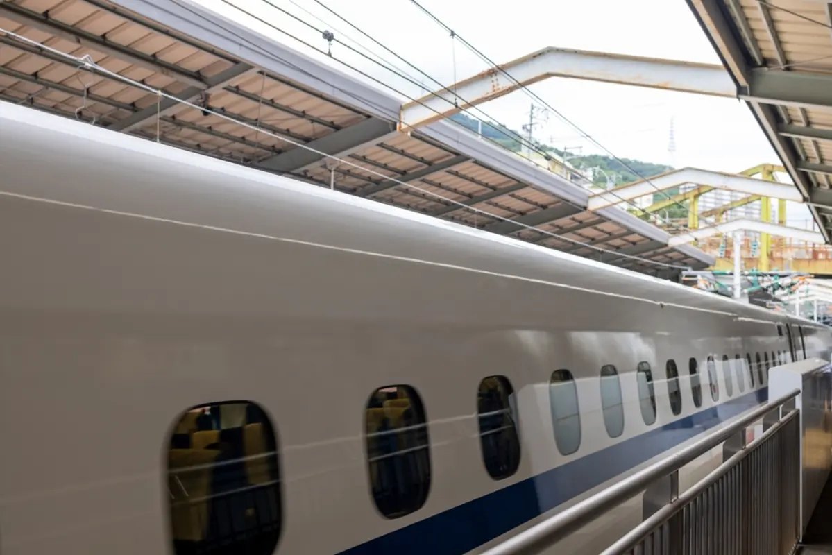 家族旅行で新幹線の座席を「バラバラ」で予約したら、車掌さんに「移動はご遠慮ください」と言われました。どうしても子どもの横に座りたいのですが、こういう場合に座席を“勝手に移動”してもいいのでしょうか？