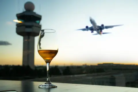 妻が空港のラウンジを使いたいと「年会費3万3000円」のクレジットカードを契約。しかし年に2〜3回しか飛行機に乗らないのに、年会費の高いカードを持つ価値があるのでしょうか…？