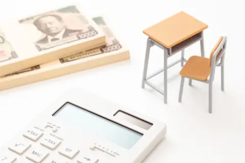 娘が「奨学金で大学に行きたい」と言いますが、卒業後“300万円の借金”になりますよね？ 親が「教育ローン」を借りるべきですか？ トータルで“払う利息”を比較