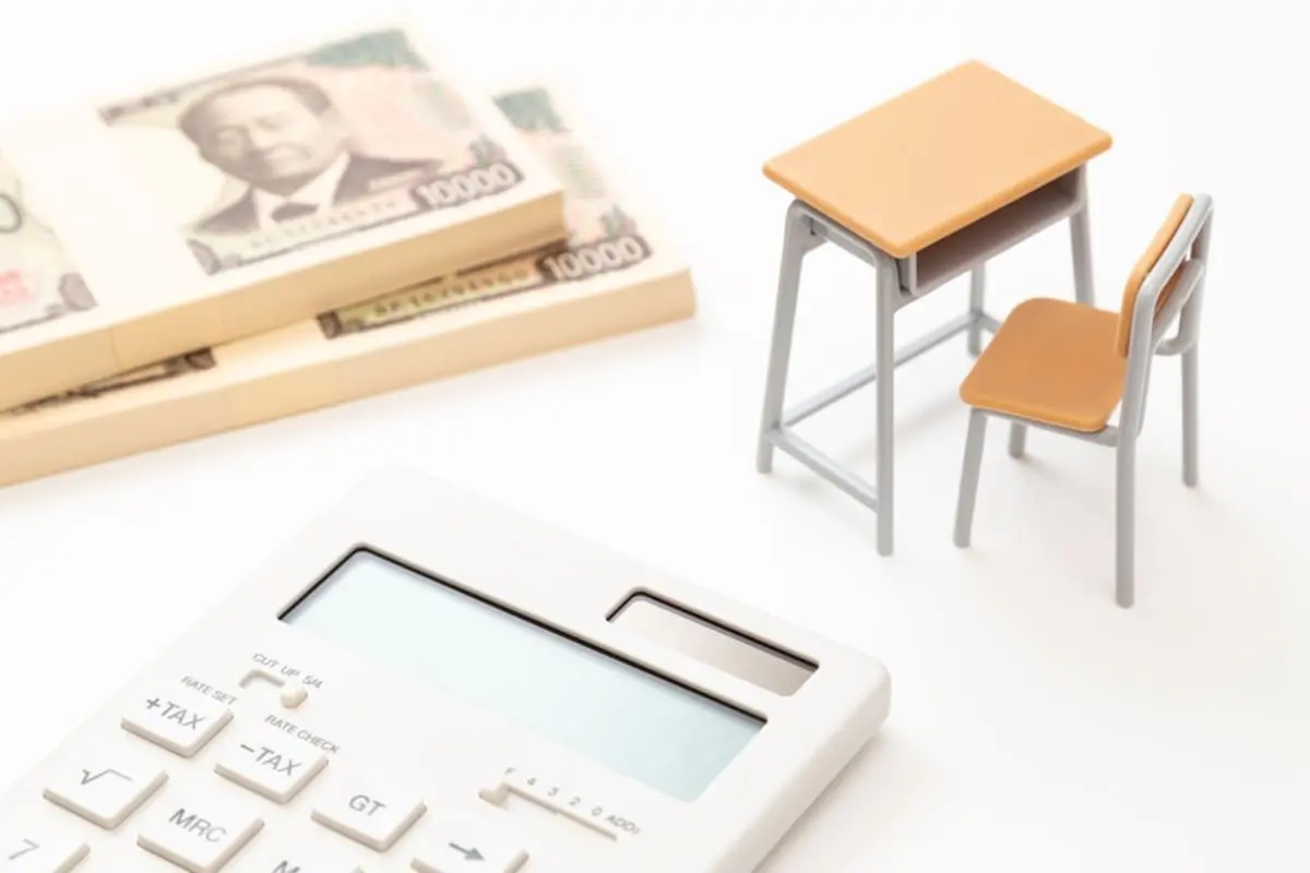 娘が「奨学金で大学に行きたい」と言いますが、卒業後“300万円の借金”になりますよね？ 親が「教育ローン」を借りるべきですか？ トータルで“払う利息”を比較