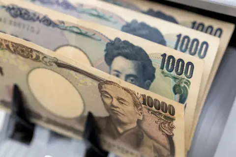 ATMで“千円札”を下ろしたら「告発文です」「助けてください」の怪文書が！ そのまま使うのは“違法”ですか？ 銀行で交換してもらえるでしょうか？ お札への落書きは罪になるのか解説