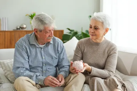 老後生活費は「夫婦2人で月25万円あれば足りる」と言われますが、わが家は年金見込みが合計「月18万円」。今ある貯金「1500万円」を取り崩せば、90歳くらいまで暮らしていけますか？