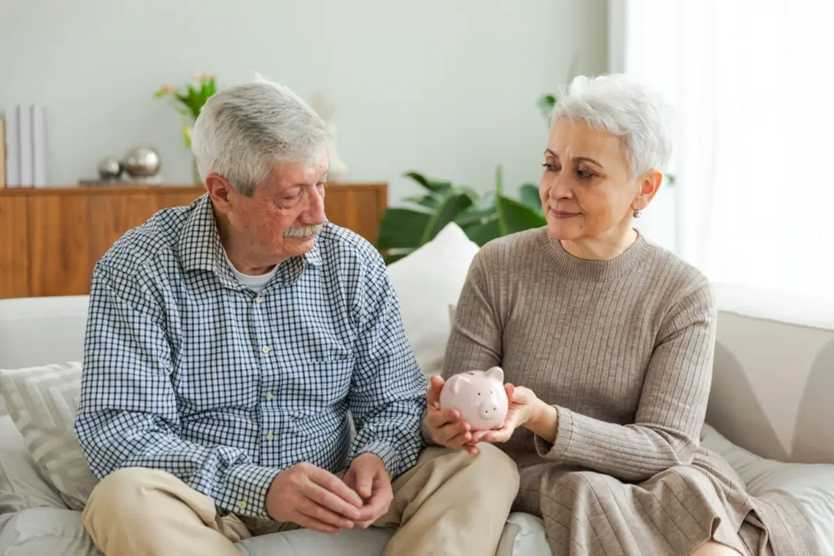 老後生活費は「夫婦2人で月25万円あれば足りる」と言われますが、わが家は年金見込みが合計「月18万円」。今ある貯金「1500万円」を取り崩せば、90歳くらいまで暮らしていけますか？