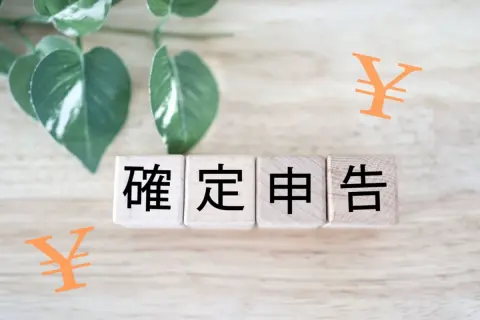70歳で「年金240万円」「配当金60万円」受け取る父が“確定申告”したら、健康保険料が「6万円」上がり衝撃！ それでも“配当控除”を受ければお得？ それぞれの影響を試算