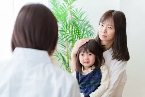 子どもの花粉症で毎年“耳鼻科通い”。医師に「舌下免疫療法なら長期的に楽になるかも」とすすめられましたが、費用と通院の手間を考えて悩んでいます
