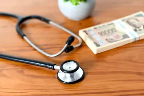 入院で医療費が「45万円」かかり「高額療養費制度」を利用しましたが、「医療費控除」は別で申告できますか？