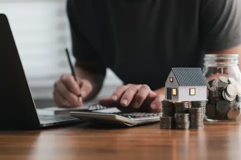 住宅ローンは「定年までに完済すべき」と聞きますが、実際は65歳以降まで続く人も多いようです。老後資金とのバランスを考えるとどこまで無理すべきでしょうか？