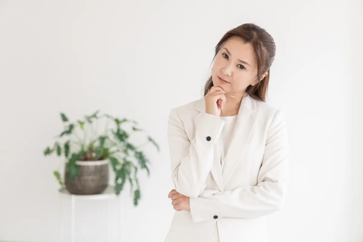 70歳の母に「専業主婦は年金6万円だけ」と言われましたが、ウチは夫が「年収1000万円」なので“老後も心配いらない”ですよね？ 専業主婦が「年収140万円」稼いで増える年金額も試算