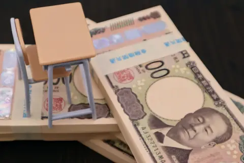 大学の学費って“年2回払い”が普通？ 前期50万円・後期50万円が一気にきてキツい……。“毎月の分割”にはできないのでしょうか？