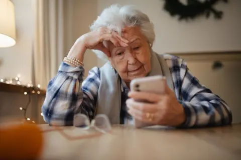 80代の母が「スマホ保険」に月1000円払っていて、「契約したか覚えてない」とのこと。高齢者にも「スマホ保険」って必要でしょうか？