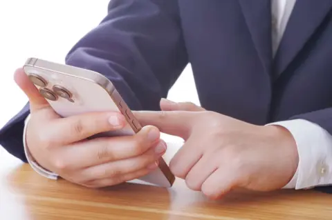 中学生になる息子に“2万円のAndroid”を勧めたら「ダサいから」と拒否されました。本人は「18万円のiPhone」が欲しいそうですが、子どもには高すぎですよね？ どう説得すべきでしょうか？