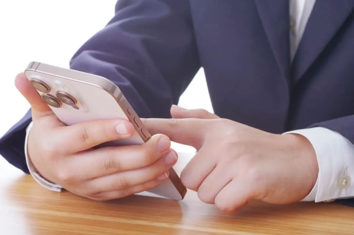 中学生になる息子に“2万円のAndroid”を勧めたら「ダサいから」と拒否されました。本人は「18万円のiPhone」が欲しいそうですが、子どもには高すぎですよね？ どう説得すべきでしょうか？