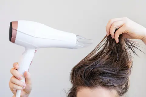 子供から「ドライヤーは“電気代が高いから短くして”」と言われ、毎日タイマーで『5分以内』にしています。髪を十分に乾かさないのは、そこまで節約の価値があるのでしょうか？