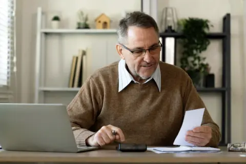 定年を迎えた夫が「年金だけでは不安だから」と週3日のパートを始めたところ、「働きすぎると年金が減る」と友人から忠告を受けました。本当に“働き損”になることはあるのでしょうか？