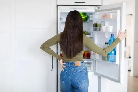 「冷蔵庫の設定温度を『強』から『中』にすれば電気代が下がる」とネットで見て変えたところ、食品が傷みやすくなりました。光熱費と食材のロス、どちらを優先するのが正解なのでしょうか？