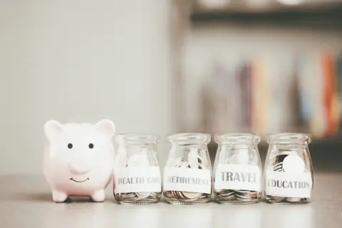 65歳から年金月16万円の見込みです。老後20年で不足額はいくらになるのでしょうか？ 一人暮らしなら働かなくてもやりくりできますか？