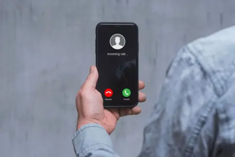 銀行から父に「年金の受け取りはぜひウチで…」と連絡が！ なにか“銀行側にメリット”はあるのでしょうか？ 受け取り先を決めるポイントも確認