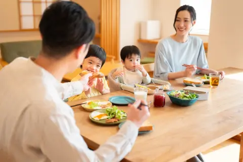 食費がついに“4人家族”で「10万円超」になりました。平均に比べて高すぎですか？ 節約しているのですが、この物価高なら“仕方ない”でしょうか？ 世帯年収別でも比較