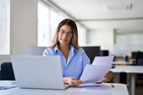 年収120万円のパートで働いています。最近、同僚から「配偶者特別控除を使わないともったいないよ」と言われたのですが、もう3年目…。今からさかのぼって控除を受けられるのでしょうか？