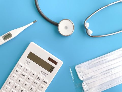 来月で70歳になりますが、「医療費負担の上限が下がる場合がある」と聞きました。いくらくらい変わりますか？