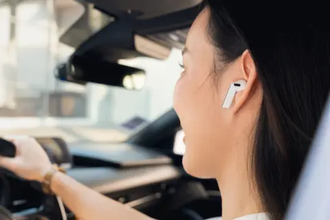 車を運転しながら、イヤホンで通話している人を見かけると「それって違反ではないの？」と思う方もいるでしょう。しかも今後、自転車はイヤホン装着が青切符の対象になる流れがあると聞くと、なおさらモヤモヤします。