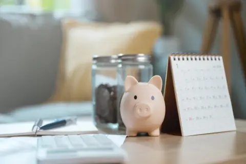 退職金を一括で受け取るか、企業年金として分割で受け取るか迷っています。税金や年金との兼ね合いを考えると、どちらが有利なのでしょうか？