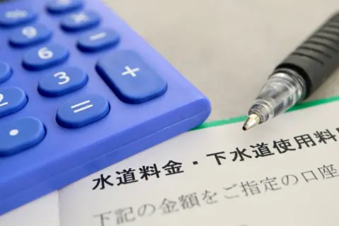 社宅の規定で「水道代は社員が一律『月2500円』負担」と決まっています。単身でほとんど家にいない私も、家族4人で暮らす同僚も同じ額です。見直しを求めてもよいのでしょうか？