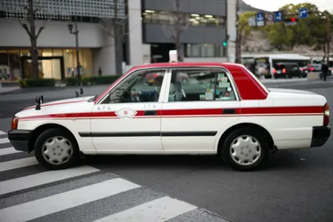 65歳の父が「通院のタクシー代」を毎回現金で払っており、領収書をもらっていません。通院のために使った交通費は、Suicaの履歴やメモだけでも医療費控除で認められるのでしょうか？