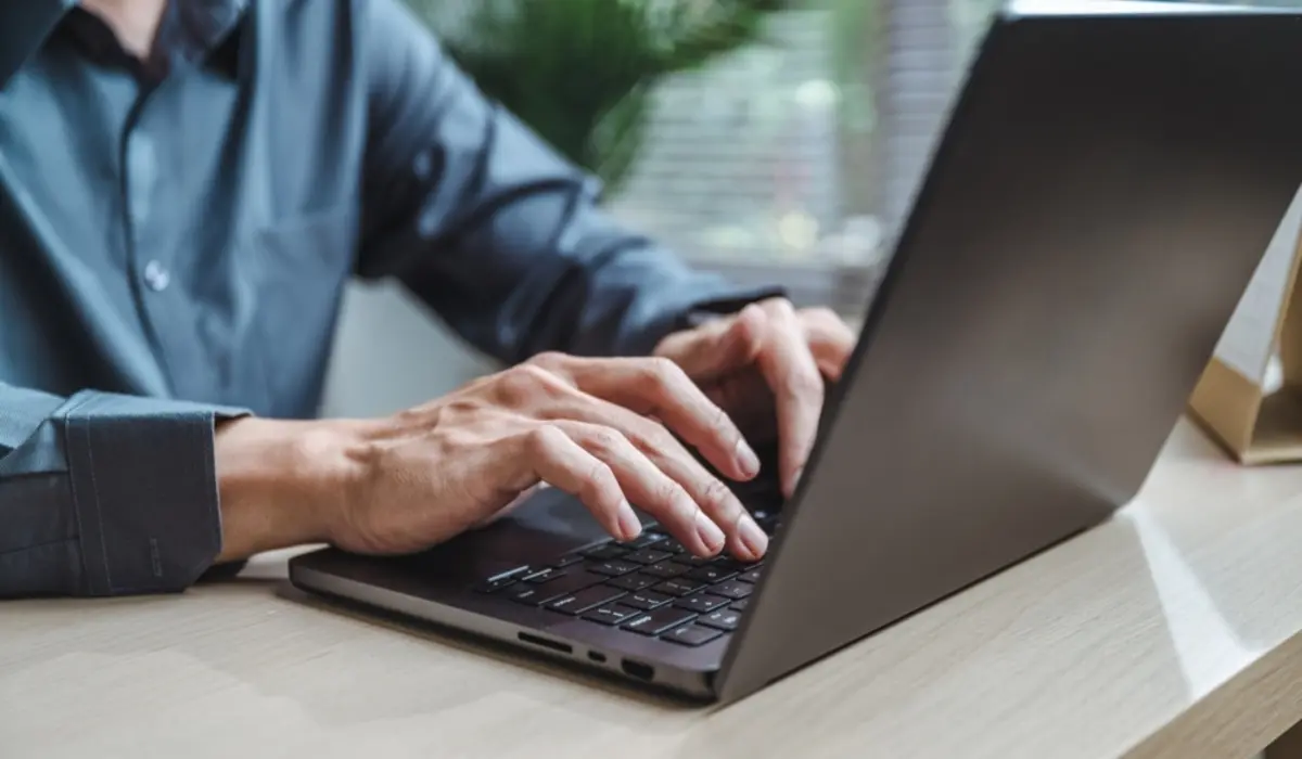 夫が「年金だけでは不安だから」と定年後も今の会社に残るようです。ただ「若い人のポストをふさいでいる」との声もあるよう。再雇用はやっぱり若い人に迷惑なのでしょうか？