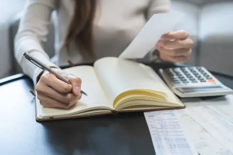 年収400万円・40代独身です。親と同居で「毎月10万円」渡していますが貯金が増えません。見直すのは非常識でしょうか？