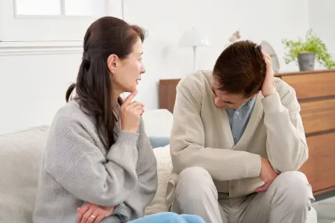 30歳で退職して失業給付を受給中の息子。私の扶養に入れるか悩んでいるのですが、問題ないでしょうか？