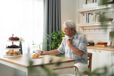 65歳の父は年金月「14万円」で一人暮らしをしています。「このままでも十分だ」と言いますが、医療費や介護費用を考えると本当に足りるのでしょうか…？