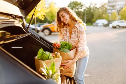 普段は近所の買い物で「片道2km程度」のチョイ乗りを繰り返しており、燃費計が「リッター8km」から上がりません。工夫次第で車の燃費とガソリン代は変わるものでしょうか？