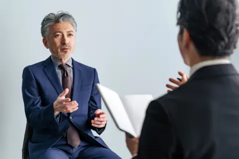 60歳で定年退職した父が「ハローワークに行ったけど、応募できそうな求人が少ない」と嘆いています。シニア向けの求人は、どこを探すのが現実的なのでしょうか？