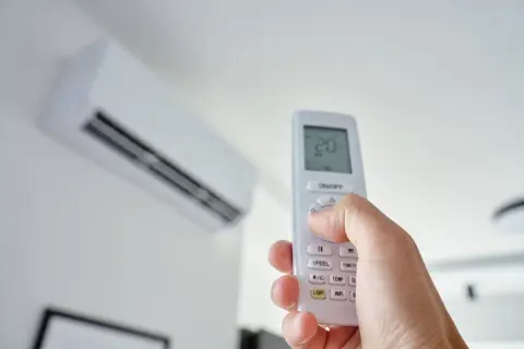 補助金が出るからと2月に入ってから毎日8時間エアコンをつけっぱなしの夫…電気代は1ヶ月でどれくらいになりますか？