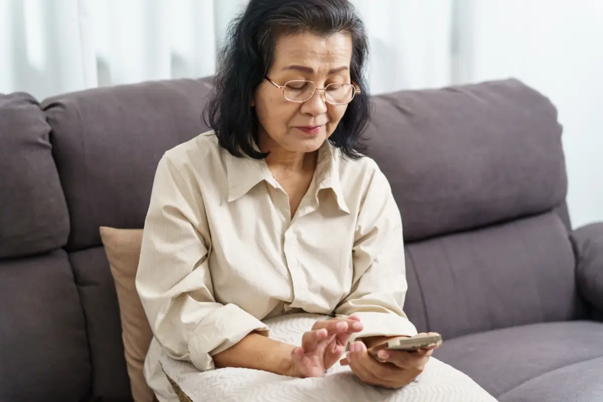 「東京アプリ生活応援事業」ポイントを受け取りたいのですが、70代の母はスマホをほとんど使えません。家族が代わりにインストールして操作しても、受け取れるのでしょうか？