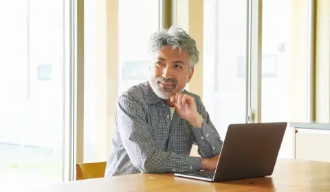 定年後も「再雇用」で働き続けると、年金の受給額が減ると耳にしました。働いた方が得なのか、年金を優先して労働時間を抑えるべきか、どちらがよいのでしょうか？