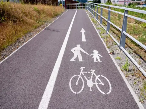 「車道を走るのは怖い」と言って「歩道」を自転車で走る60代の母。2026年4月から自転車が「走行許可の標識がない歩道」を走ると罰則に!? どんな人が対象になる？