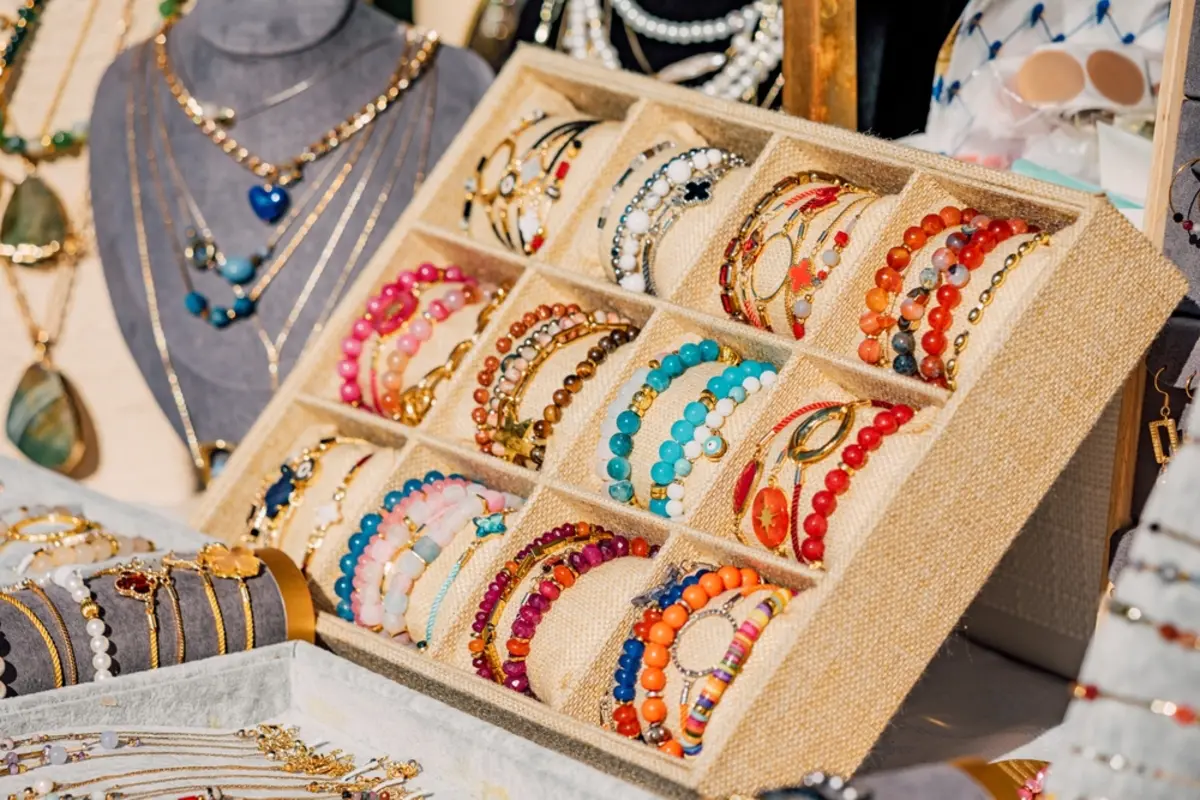 60代の母が「趣味の“ハンドメイド”をネット販売してみたい」と言い、開業届を出そうか悩んでいます。副業として少し稼ぐ程度でも、税金や年金に影響は出るのでしょうか？